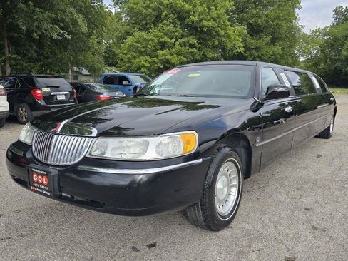Used 2002 Lincoln Town Car Executive RWD image 7