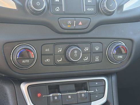 Used 2024 GMC Terrain SLT image 14