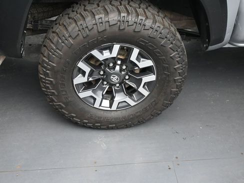 Used 2022 Toyota Tacoma TRD Off-Road w/ Technology Package AWD/4WD image 12