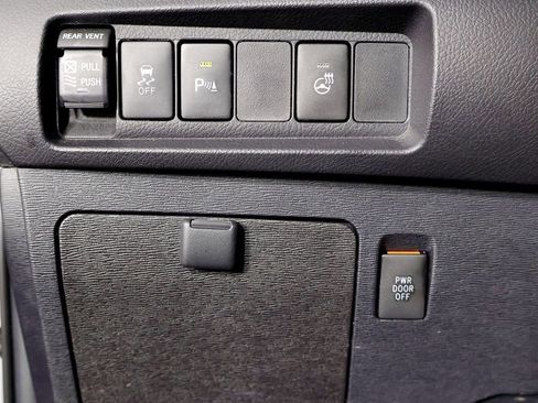 Used 2018 Toyota Sienna Limited image 43