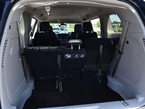 Used 2021 Chrysler Pacifica Touring-L FWD image 27