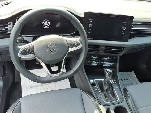 Used 2025 Volkswagen Jetta SE FWD image 19