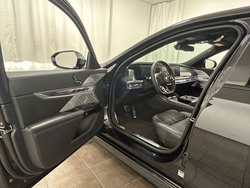 Used 2023 BMW 760i xDrive w/ Executive Package image 24