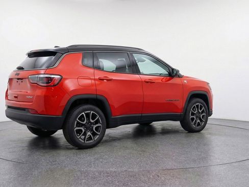 Used 2025 Jeep Compass Trailhawk image 9