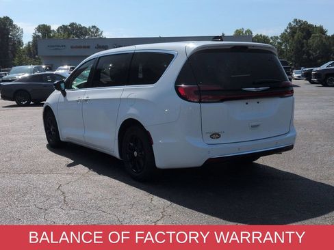 Used 2025 Chrysler Pacifica Select FWD image 5