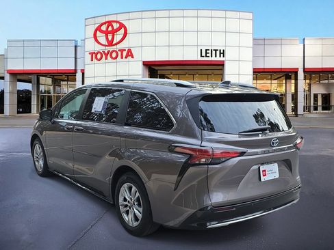 Certified 2021 Toyota Sienna Limited image 7