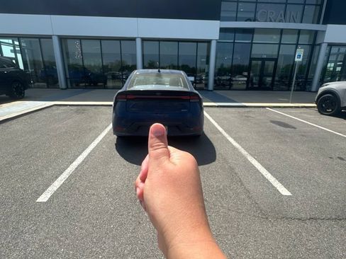 Used 2023 Toyota Prius LE FWD image 5