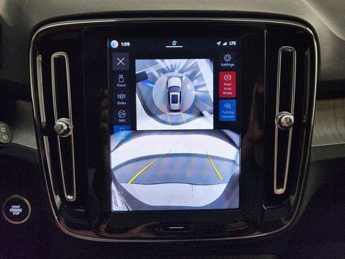 Certified 2026 Volvo XC40 B5 Plus AWD/4WD image 18