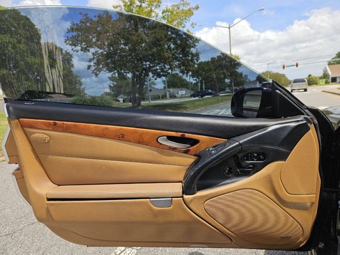Used 2011 Mercedes-Benz SL 550 image 17