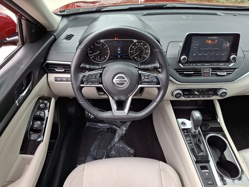 Used 2020 Nissan Altima 2.5 SV FWD image 12