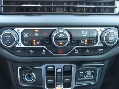 Used 2025 Jeep Gladiator Rubicon AWD/4WD image 24
