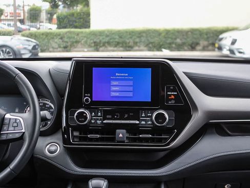 Used 2025 Toyota Highlander LE FWD image 18