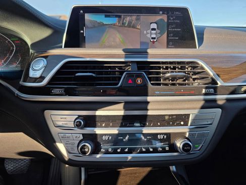 Used 2022 BMW 740i w/ Premium Package image 15