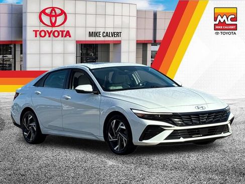 Used 2025 Hyundai Elantra Limited FWD image 7