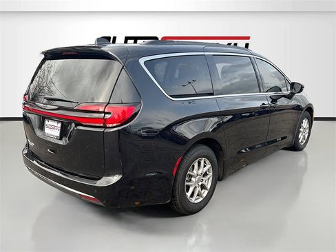 Used 2022 Chrysler Pacifica Touring-L image 7