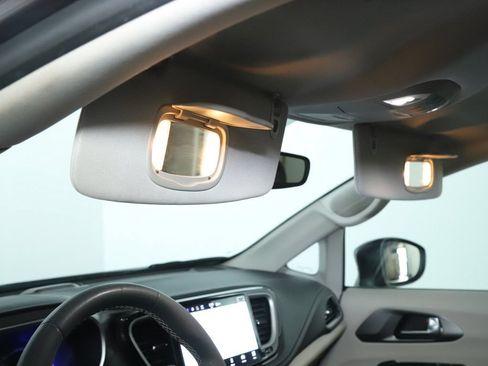 Used 2023 Chrysler Pacifica Touring-L FWD image 18