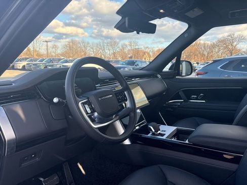 Used 2025 Land Rover Range Rover SE image 4