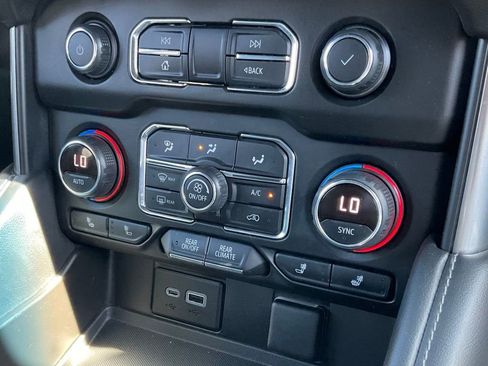 Used 2021 Chevrolet Suburban Z71 w/ Luxury Package AWD/4WD image 41