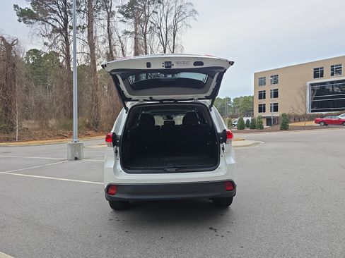 Used 2018 Toyota Highlander XLE image 12
