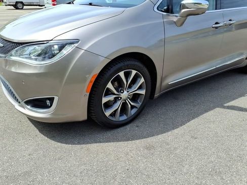 Used 2017 Chrysler Pacifica Limited FWD image 4