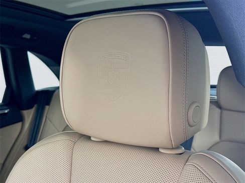 Certified 2025 Porsche Macan image 14