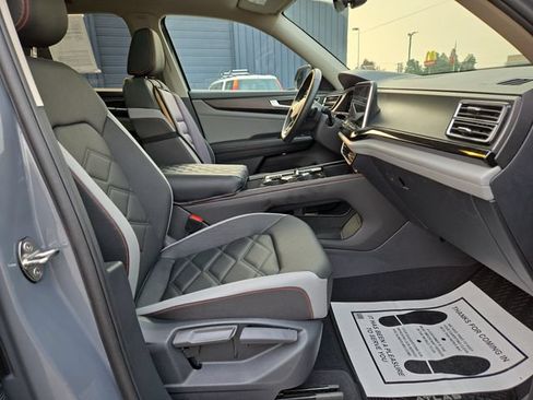 Used 2025 Volkswagen Atlas Peak Edition SE AWD/4WD image 34