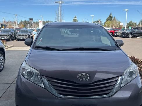 Used 2015 Toyota Sienna LE FWD image 1