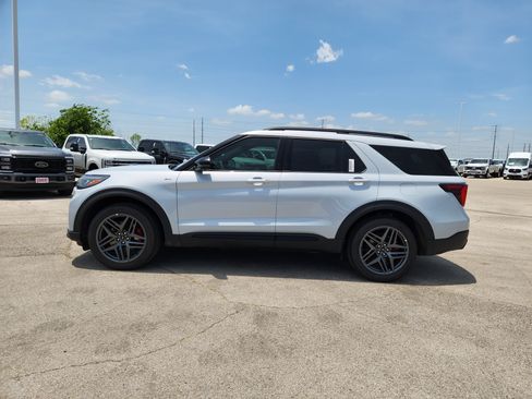 New 2026 Ford Explorer ST-Line w/ ST-Line Street Pack RWD image 3