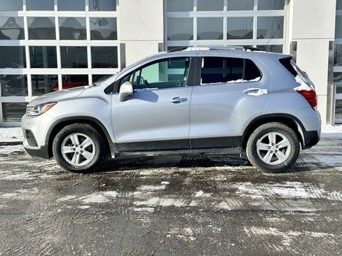 Used 2020 Chevrolet Trax LT w/ LT Convenience Package image 2