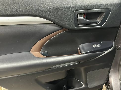 Used 2019 Toyota Highlander Plus AWD/4WD image 12