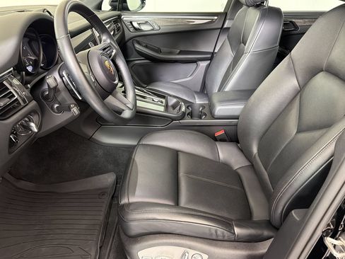 Certified 2024 Porsche Macan AWD/4WD image 5