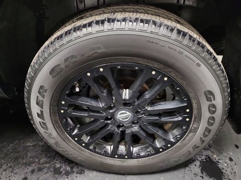 Used 2019 Nissan Titan SV w/ SV Convenience Package image 11