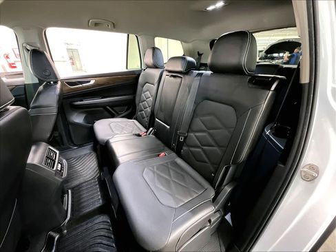 Used 2024 Volkswagen Atlas SE image 28