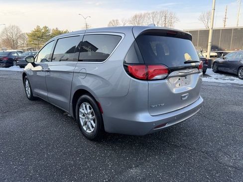 Used 2017 Chrysler Pacifica Touring image 3