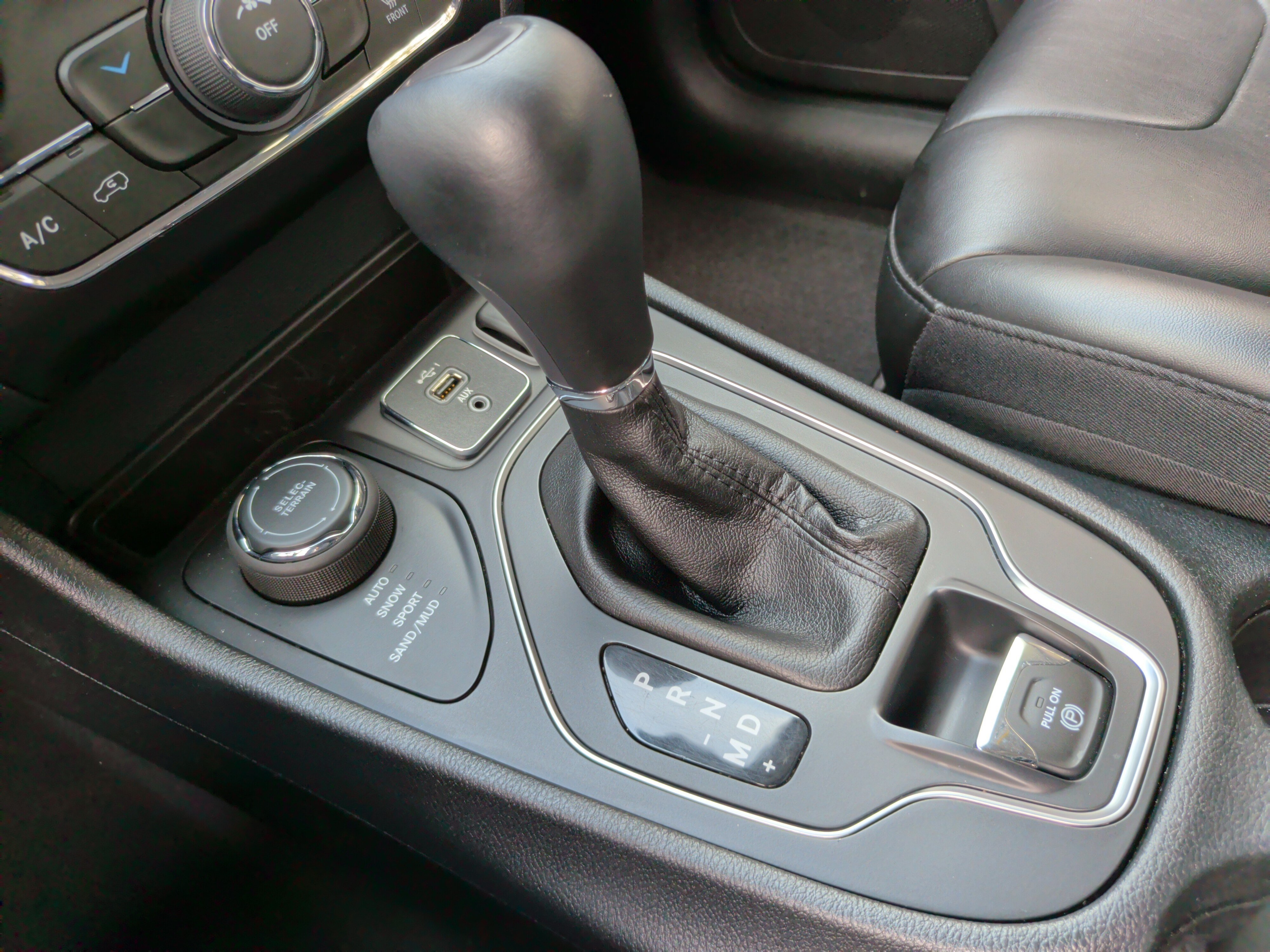 Used 2020 Jeep Cherokee Latitude Plus w/ Cold Weather Group AWD/4WD image 19