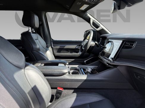 Used 2024 Jeep Wagoneer L Series II w/ Flexible Seating Group image 11