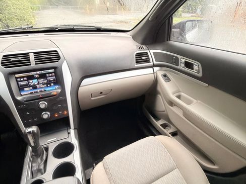Used 2014 Ford Explorer XLT w/ Equipment Group 201A FWD image 32