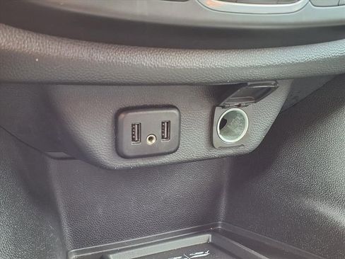 Used 2022 Chevrolet Traverse LT FWD image 25