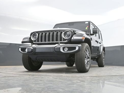 Used 2025 Jeep Wrangler Unlimited Sahara AWD/4WD image 34