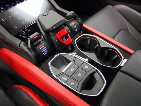 Used 2025 Lamborghini Urus SE image 31