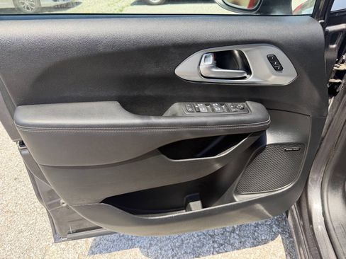 Used 2018 Chrysler Pacifica Limited w/ Advanced Safetytec Group FWD image 14