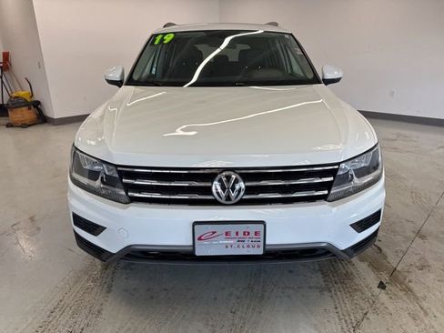 Used 2019 Volkswagen Tiguan SE w/ Panoramic Sunroof Package image 3