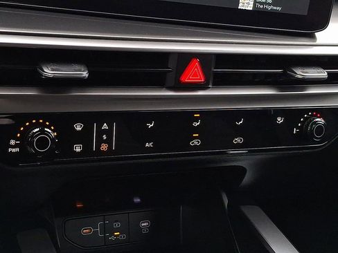 Certified 2025 Kia Sorento LX image 21