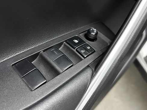 Used 2022 Toyota Corolla Cross L image 11