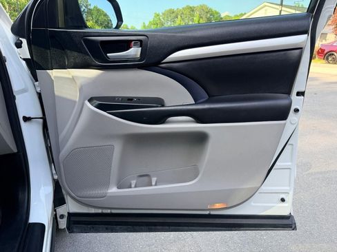 Used 2018 Toyota Highlander XLE FWD image 25