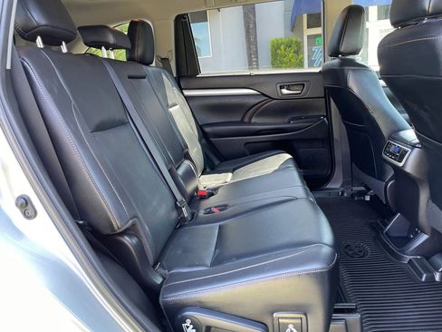 Used 2019 Toyota Highlander XLE FWD image 29