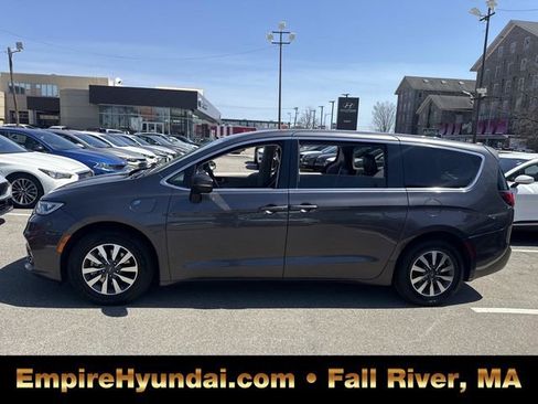 Used 2023 Chrysler Pacifica Touring-L FWD image 11