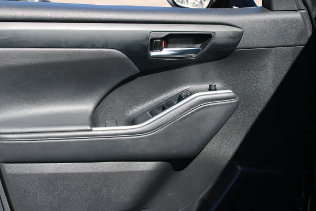 Used 2022 Toyota Highlander XLE FWD image 9