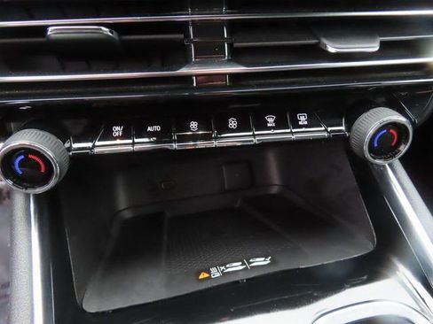 Used 2025 Chevrolet Traverse LT image 26