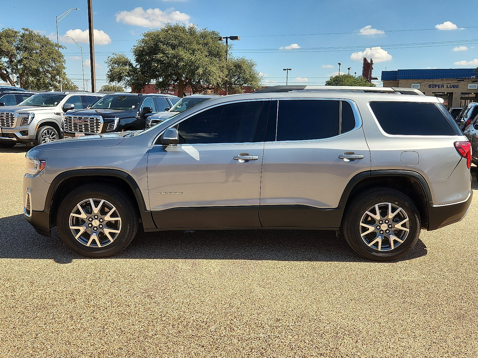 Used 2023 GMC Acadia SLT AWD/4WD image 2